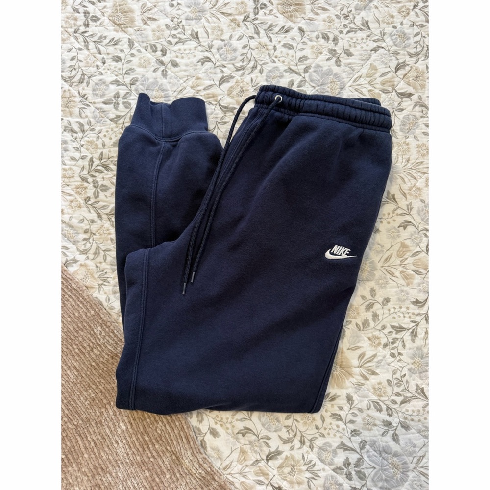 Nike Club Fleece Joggers - L - EUC!
